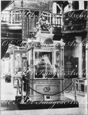 La vitrine d'un fabricant d'essence de roses.1900年博 薔薇エッセンス製造所のショーケース