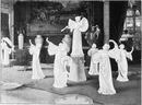 La manufacture de Sèvres.- <<Les danseuses>>.(Detail du groupe principal.) 1900年博 セーヴル国立製陶所 － 「ダンサーたち」（中心的飾りの細部）