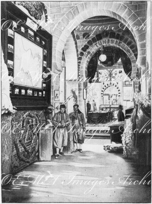 L'Exposition tunisienne.- Galerie des productions agricoles et forestières.1900年博 チュニジア館 － 農作物と森林からの収穫物展示ギャラリー
