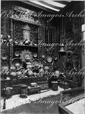 L'Exposition tunisienne.- Collection d'objets d'arts anciens.1900年博 チュニジア館 － 古い芸術品の展示