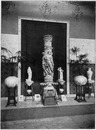"La manufacture nationale de Sèvres.- Fragments de la fontaine, statuettes et vases." 1900年博 セーヴル国立製陶所の展示 － 噴水の部分と、小像、花瓶