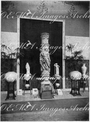 "La manufacture nationale de Sèvres.- Fragments de la fontaine, statuettes et vases." 1900年博 セーヴル国立製陶所の展示 － 噴水の部分と、小像、花瓶