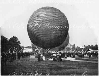 Les courses de ballons au Bois de Vincennes.- Les concurrents en ligne.1900年博 ヴァンセンヌの森で行われた気球競争 － 位置につく出場者