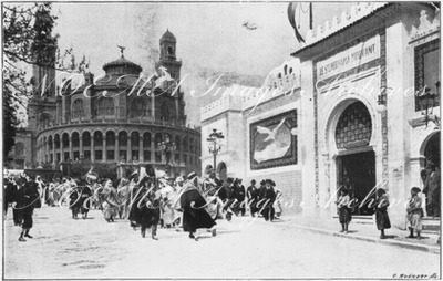Au Trocadéro.- Le cortège arabe passant devant le Stéréorama mouvant.1900年博 トロカデロ会場にて － 動く立体画（ステレオラマ）館の前を通るアラブの行列