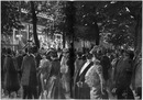 "Les soirées de l'Exposition.- Les parades de la rue de Paris, au Cours-La-Reine." 1900年博 博覧会での夜間パーティー － クール・ラ・レーヌのパリ通りで行われたパレード