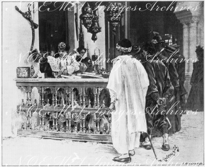 Devant un bazar tunisien.1900年博 チュニジアのバザール前で