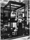 "Le Pavillon de la Norvège et son exposition.Buste de Nansen, modèle du <<Fram>> et objets divers utilisés par l'explorateur, pendant son expédition." 1900年博 ノルウェー館とその展示 － 「フラム」のモデルとなったナンセン氏の胸像と、彼が冒険の際使用した道具類など
