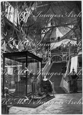 Le Pavillon de la Norvège et son exposition.- Vue générale de l'intérieur.1900年博 ノルウェー館とその展示 － 内部の全容