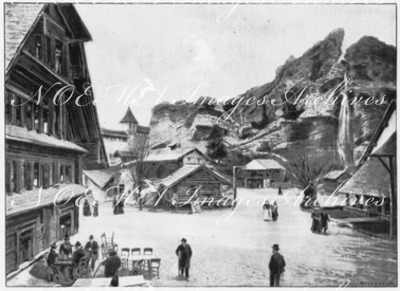 Au village suisse.- La grande place et la cascade.1900年博 スイス村にて － 大広場と滝