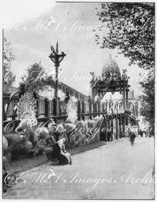 Au quai d'Orsay.- La grande passerelle pour pietons au dessus de l'avenue Rapp.1900年博 オルセー河岸にて － ラップ大通りにまたがる大歩道橋