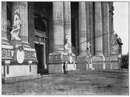 Le péristyle du Grand Palais sur l'avenue Nicolas.1900年博 ニコラ大通りに面したグラン・パレの柱廊