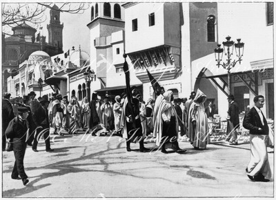 Au Trocadéro.- Cortège des arabes de la rue d'Alger.1900年博 トロカデロ会場にて － アルジェ通りを進むアラブ人の行列