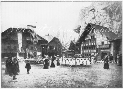 Au village suisse.- Les choeurs de jeunes suissesses.1900年博 スイス村 － 若いスイス人女性によるコーラス