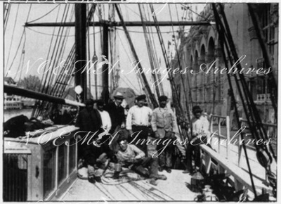 L'équipage du <<Deux-Empereurs>>.- Sur le pont.1900年博 「2人の皇帝」号の乗組員たち － 甲板にて