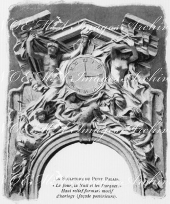 "La sculpture du Petit Palais.- <<Le Jour, la Nuit et des Parques.>> Haut relief formant motif d'horloge.(facade postérieure)." 1900年博 プチ・パレの彫刻 － 「昼、夜、運命の女神たち」時計を飾るレリーフ（建物の後ろ側）