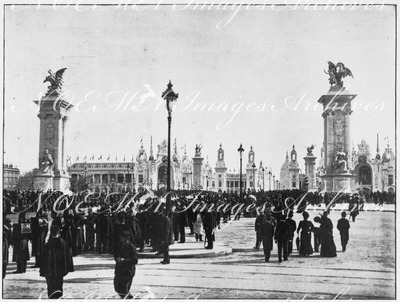 "La foule, sur le pont Aléxandre III, attendant le cortège présidentiel." 1900年博 アレクサンドル3世橋上で大統領の行列を待つ人々