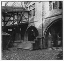 Débouche à la paterne d'entrée sur la rue des Remparts.1900年博 「城壁」通りにある出入り口