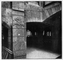 Portrait du <<Chevalier de la Bodinière>> à l'entrée du passage menant à la Salle Royale.1900年博 「ラ・ボディニエールの騎士」の肖像が、国王の間に続く廊下の入口にある