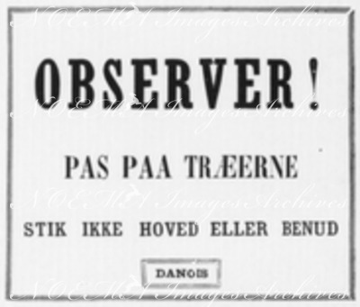 Les 33 affiches du Chemin de fer de l'Exposition le long du quai d'Orsay. : DANOIS オルセー河岸沿いの会場内鉄道の張り紙33枚 デンマーク語の「注意！木に気をつけて下さい。頭や足を出さないで下さい。」