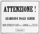Les 33 affiches du Chemin de fer de l'Exposition le long du quai d'Orsay. : ITALIEN オルセー河岸沿いの会場内鉄道の張り紙33枚 イタリア語の「注意！木に気をつけて下さい。頭や足を出さないで下さい。」