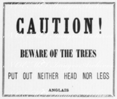 Les 33 affiches du Chemin de fer de l'Exposition le long du quai d'Orsay. : ANGLAIS オルセー河岸沿いの会場内鉄道の張り紙33枚 英語の「注意！木に気をつけて下さい。頭や足を出さないで下さい。」
