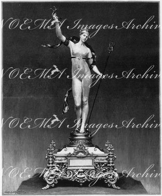 "Amphitrite, d'après Antonin Mercie, ivoire et or, exécution de MM. Christofle et Cie." 「海の女神アンフィトリテ」 アントナン・メルシエの作品を基にしたクリストフルによる象牙と金でできた像