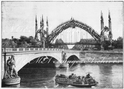 Les abords de l'Exposition : La passerelle du pont de l'Alma. 会場付近 アルマ橋の歩道橋