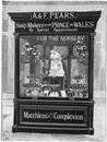 Instalations et vitrines de la Section de la Grande-Bretagne. 英国コーナーの展示品とショーウインドー