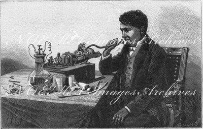 Edison parlant dans son phonographe. 蓄音機に録音するエジソン