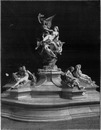 "Fontaine erigée par M. Francis de Saint-Vidal, statuaire." 彫刻家フランシス・ド・サン=ヴィダルによってつくられた噴水