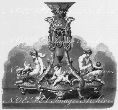 Orfèvrerie : Exposition de M. Christofle. - Surtout de table Louis XVI : genre Clodion. クリストフルの金銀細工製品 クロディオン趣味のルイ16世様式のテーブルの飾り皿