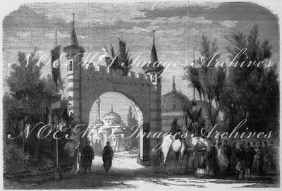 Porte élevée en l'honneur du sultan. スルタンのために建てられた門