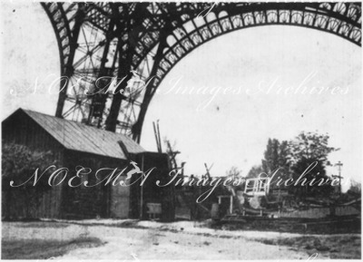 Au Champ-de-Mars.- Sous la tour Eiffel.1900年博 シャン・ド・マルス会場 － エッフェル塔の下