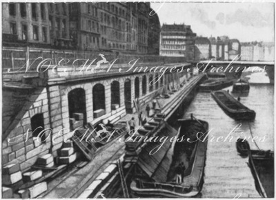 "La station pour voyageurs, le long du quai Saint-Michel." 1900年博 サンミッシェル河岸に沿って作られる乗客用駅