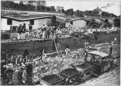 "Le prolongement des lignes de la Cie d'Orléans.- Construction du mur de tranchée, au quai Saint-Bernard." 1900年博 オルレアン会社線の延長 － サンベルナール河岸に作られた溝の壁