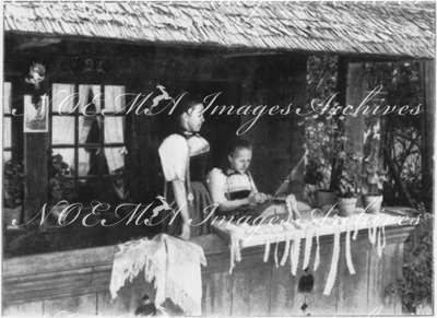 Le village suisse à l'Exposition de 1900.- Dentellières.1900年博 1900年博覧会のスイス村 － レース編み女工たち