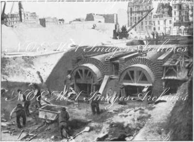 Le service de production de vapeur à l'Exposition.- 2.Construction des carneaux pour l'évacuation des fumées.1900年博 博覧会工事現場での蒸気の活用 2.煙を排出するための煙道の建設