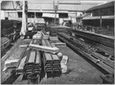 Les charpentes en fer.- Dépôt des fers et pont roulant pour le transport des pièces montées.1900年博 鉄の骨組み － 鉄材の山と、組み立てた部品運搬用の動く橋