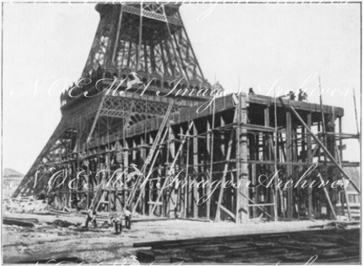 La construction en ciment arme du Palais de l'Education.- Facade sur le parc et portique extérieur.1900年博 教育館の鉄筋コンクリート建物 － 公園に面したファサードと外側の門