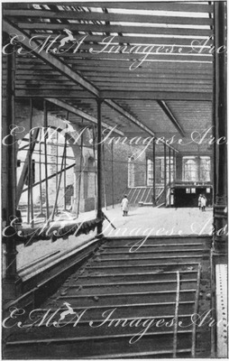 Les charpentes en fer.- Vestibule des écuries et pentes douces pour la descente des chevaux au sous-sol.(Grand Palais des Champs-Elysées.) 1900年博 鉄の骨組み － 馬小屋の入口と、馬を地下に下ろすためのゆるやかな坂道（シャン＝ゼリゼのグラン・パレにて）