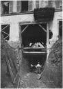 "La ligne Courcelles-Champ-de-Mars.Sortie du tunnel dans une maison, côté Champ-de-Mars." 1900年博 クールセル・シャン・ド・マルス線 家の中に作られたシャン・ド・マルス方面のトンネル出口