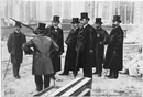 Les visites princières aux chantiers de l'Exposition.- Dans le hall du Grand Palais.M.Alfred Picard.Le Duc d'Oporto.M.de Souza Rosa.1900年博 皇族方の工事現場視察 － グラン・パレのホールにて アルフレッド・ピカール氏 オポルト公爵 ド・スーザ・ローザ氏