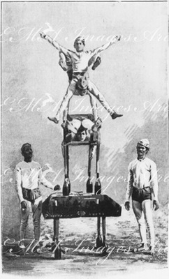 L'Inde française a l'Exposition de 1900.- Exercices d'acrobates et d'équilibristes.1900年博 1900年博覧会でのフランス領インド － アクロバットと曲芸のパフォーマンス