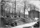 Sur les chantiers.- Relèvement des arbres sur les pentes en remblai du Cours-la-Reine accedant au Pont Aléxandre.1900年博 工事現場で － アレクサンドル橋へと続くクール・ラ・レーヌの盛り土斜面上に樹木を植え立てる