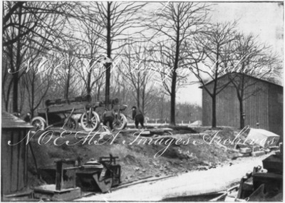 Sur les chantiers.- Relèvement des arbres sur les pentes en remblai du Cours-la-Reine accedant au Pont Aléxandre.1900年博 工事現場で － アレクサンドル橋へと続くクール・ラ・レーヌの盛り土斜面上に樹木を植え立てる