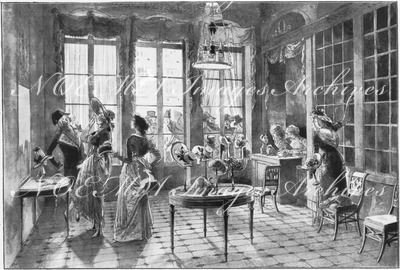 "Le Palais du Costume.- <<Une boutique de modiste, sous le Directoire>>, scène reconstituée avec des figures grandeur naturelle." 1900年博 衣装館 － 等身大で複製された「総裁政府時代の婦人帽子店」