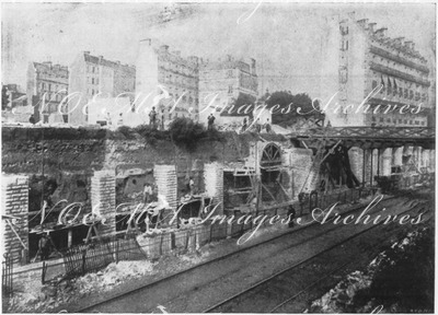 "La ligne Courcelles-Champ-de-Mars.- Mur en bordure de la voie descendante, au dela de la gare du Trocadéro." 1900年博 クールセル・シャン・ド・マルス線 － トロカデロ駅からの下降線路沿いの壁