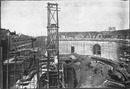 Les palais des Champs-Elysées.- Etat d'avancement des travaux en mars 1899.1.Cour en hémicycle du Petit Palais.1900年博 シャン＝ゼリゼ会場 － 1899年3月時点の工事進展状況 1.プチ・パレの半円形中庭