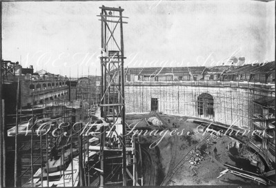 Les palais des Champs-Elysées.- Etat d'avancement des travaux en mars 1899.1.Cour en hémicycle du Petit Palais.1900年博 シャン＝ゼリゼ会場 － 1899年3月時点の工事進展状況 1.プチ・パレの半円形中庭