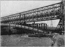 Le pont Aléxandre III.- Montage des supports verticaux (Vue d'amont).1900年博 アレクサンドル3世橋 － 縦型の支えの組み立て（上流から見たところ）